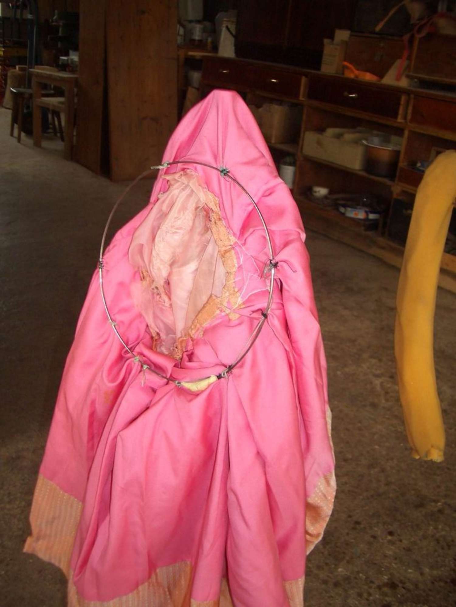 Personaggio 2 particolare del vestito durante il restauro